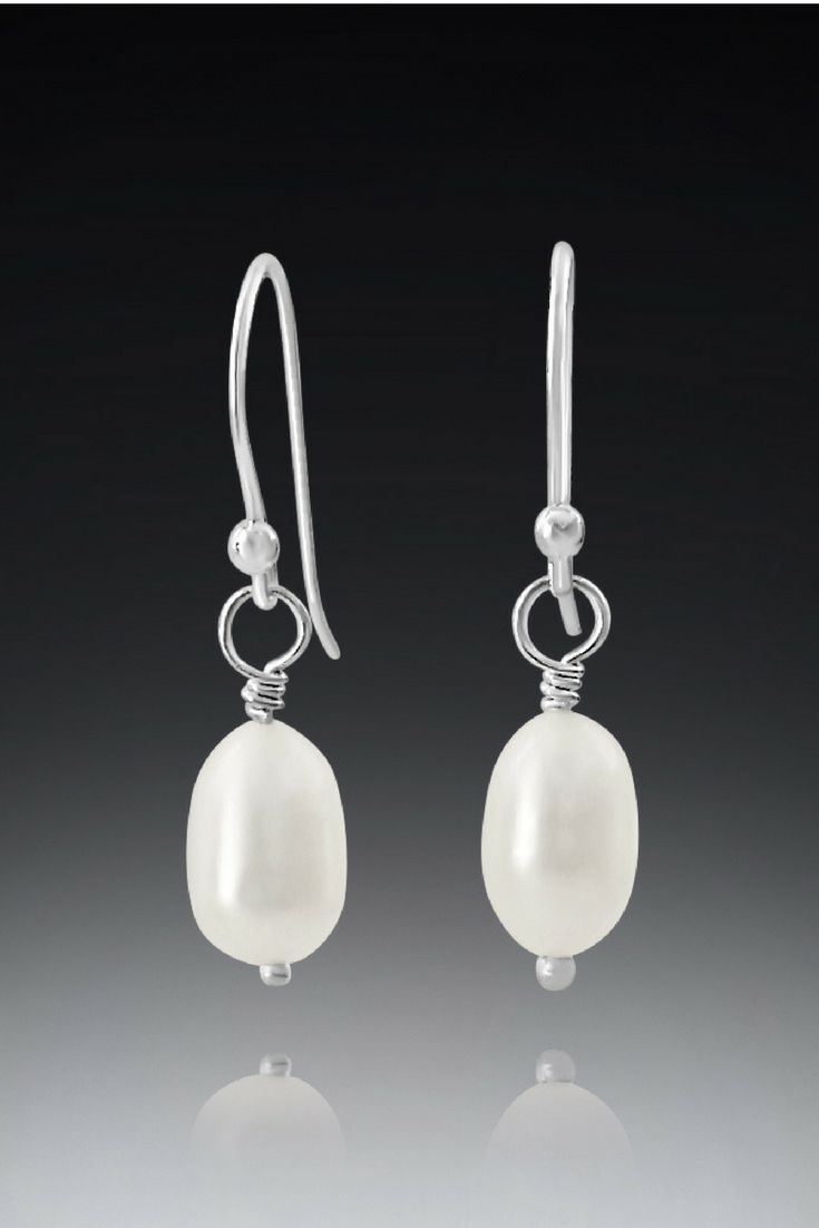 Dangle earrings with oval pearls